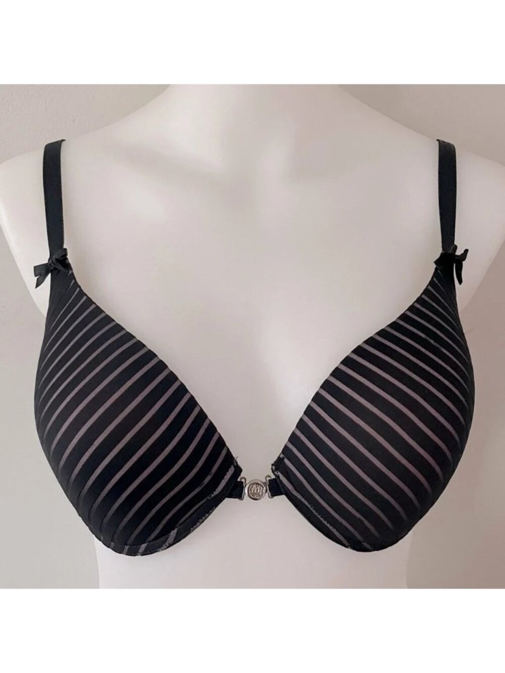 La Vie En Rose Black Front Closure Push Up Bra - 38C